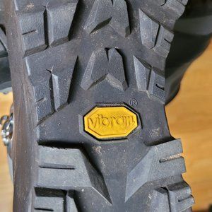 Arc'teryx Bora Boots - Mens size 9 - GORE-TEX boot